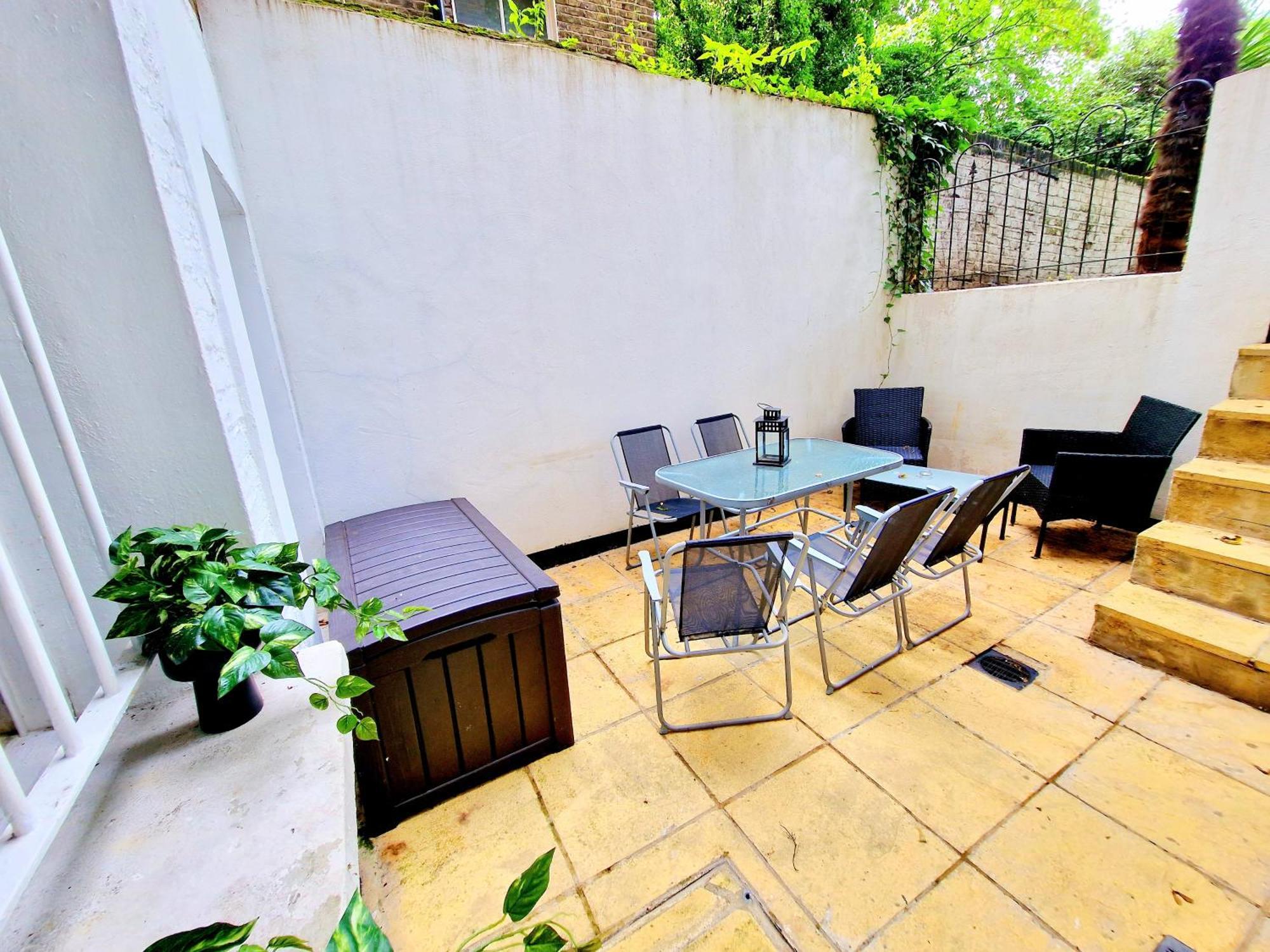 Spacious & Cosy 2 Bedroom Home Plus 2 Sofa-Beds With Private Entrance And Back Patio, 3 Min Walk To Earl'S Court Station London Bagian luar foto