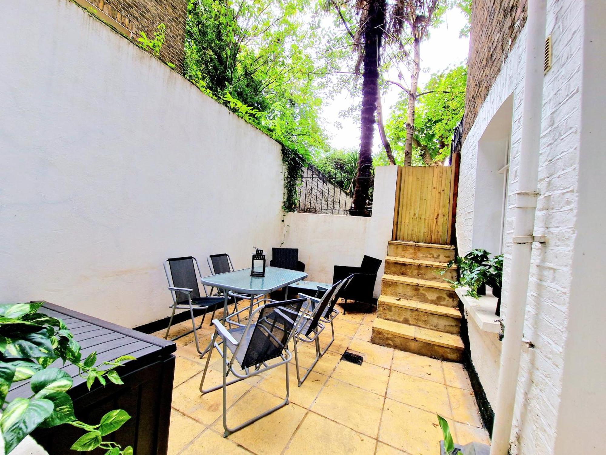 Spacious & Cosy 2 Bedroom Home Plus 2 Sofa-Beds With Private Entrance And Back Patio, 3 Min Walk To Earl'S Court Station London Bagian luar foto