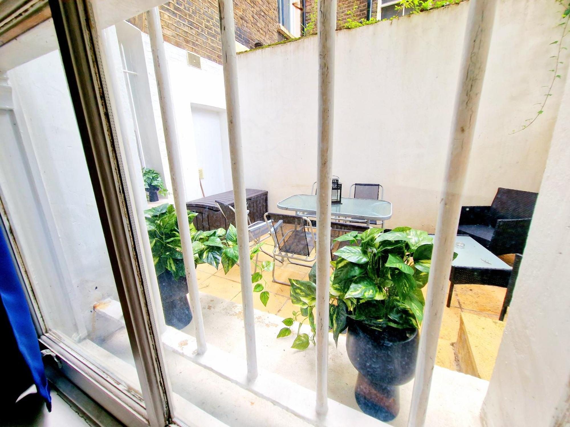 Spacious & Cosy 2 Bedroom Home Plus 2 Sofa-Beds With Private Entrance And Back Patio, 3 Min Walk To Earl'S Court Station London Bagian luar foto