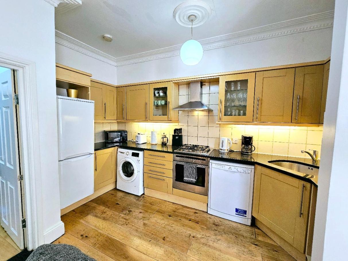 Spacious & Cosy 2 Bedroom Home Plus 2 Sofa-Beds With Private Entrance And Back Patio, 3 Min Walk To Earl'S Court Station London Bagian luar foto