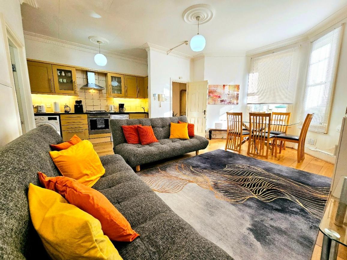 Spacious & Cosy 2 Bedroom Home Plus 2 Sofa-Beds With Private Entrance And Back Patio, 3 Min Walk To Earl'S Court Station London Bagian luar foto