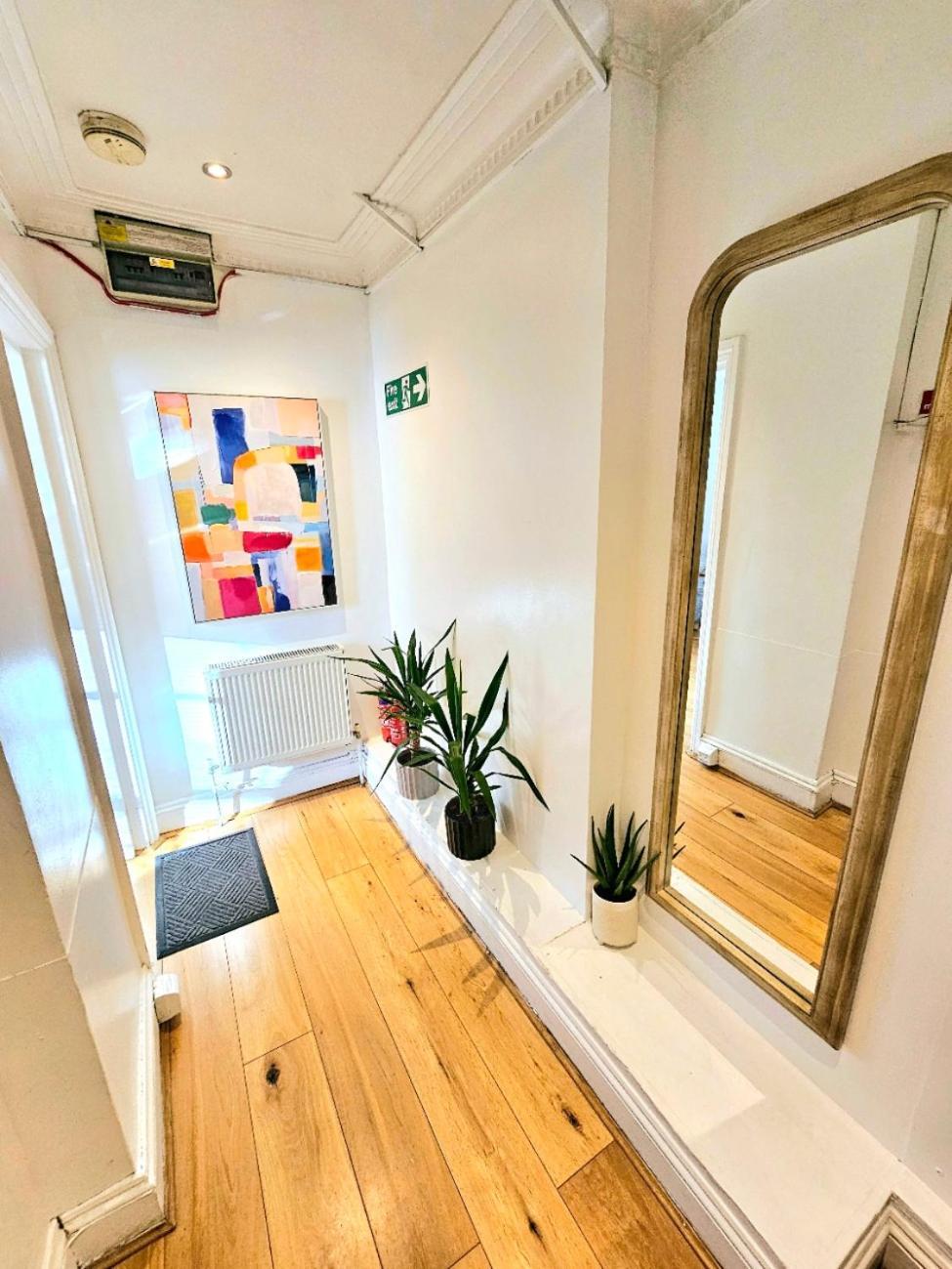 Spacious & Cosy 2 Bedroom Home Plus 2 Sofa-Beds With Private Entrance And Back Patio, 3 Min Walk To Earl'S Court Station London Bagian luar foto