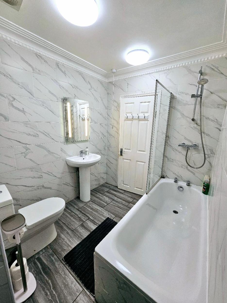 Spacious & Cosy 2 Bedroom Home Plus 2 Sofa-Beds With Private Entrance And Back Patio, 3 Min Walk To Earl'S Court Station London Bagian luar foto