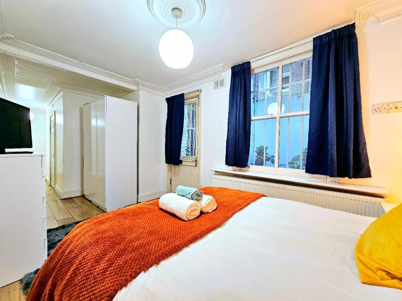 Spacious & Cosy 2 Bedroom Home Plus 2 Sofa-Beds With Private Entrance And Back Patio, 3 Min Walk To Earl'S Court Station London Bagian luar foto
