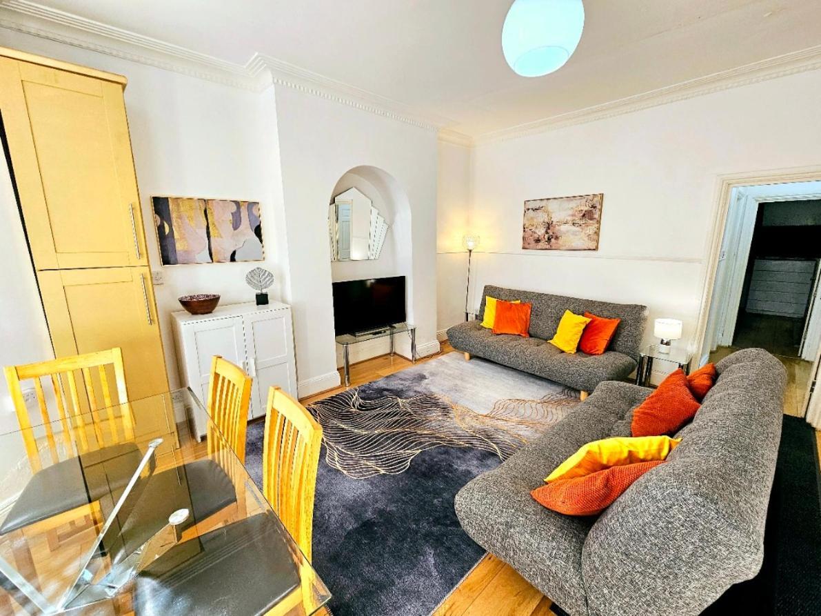 Spacious & Cosy 2 Bedroom Home Plus 2 Sofa-Beds With Private Entrance And Back Patio, 3 Min Walk To Earl'S Court Station London Bagian luar foto