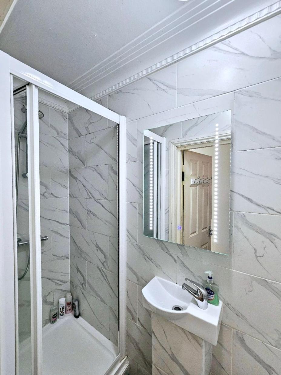 Spacious & Cosy 2 Bedroom Home Plus 2 Sofa-Beds With Private Entrance And Back Patio, 3 Min Walk To Earl'S Court Station London Bagian luar foto