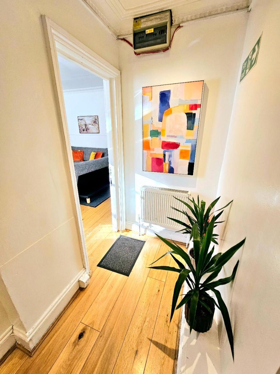 Spacious & Cosy 2 Bedroom Home Plus 2 Sofa-Beds With Private Entrance And Back Patio, 3 Min Walk To Earl'S Court Station London Bagian luar foto