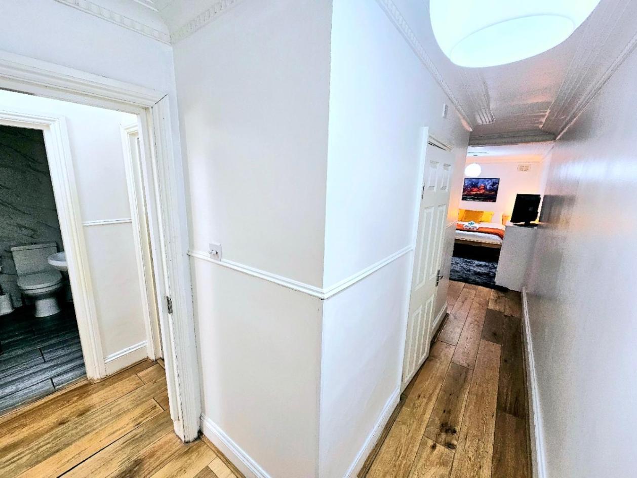 Spacious & Cosy 2 Bedroom Home Plus 2 Sofa-Beds With Private Entrance And Back Patio, 3 Min Walk To Earl'S Court Station London Bagian luar foto