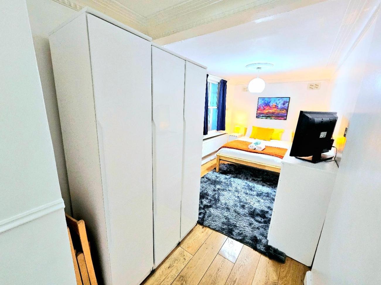 Spacious & Cosy 2 Bedroom Home Plus 2 Sofa-Beds With Private Entrance And Back Patio, 3 Min Walk To Earl'S Court Station London Bagian luar foto