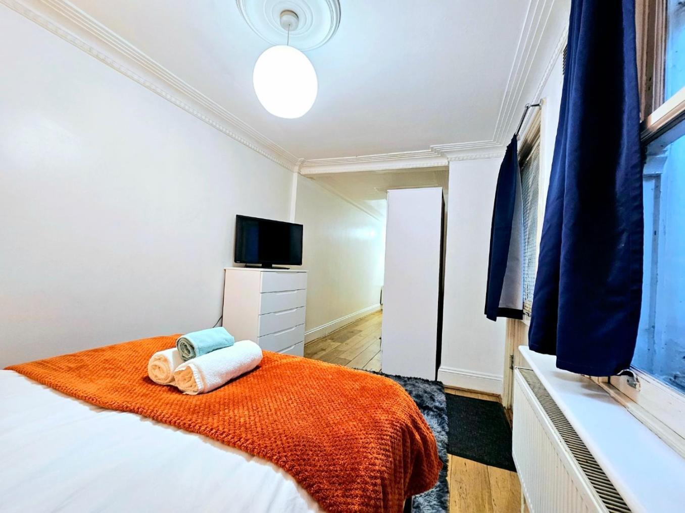 Spacious & Cosy 2 Bedroom Home Plus 2 Sofa-Beds With Private Entrance And Back Patio, 3 Min Walk To Earl'S Court Station London Bagian luar foto