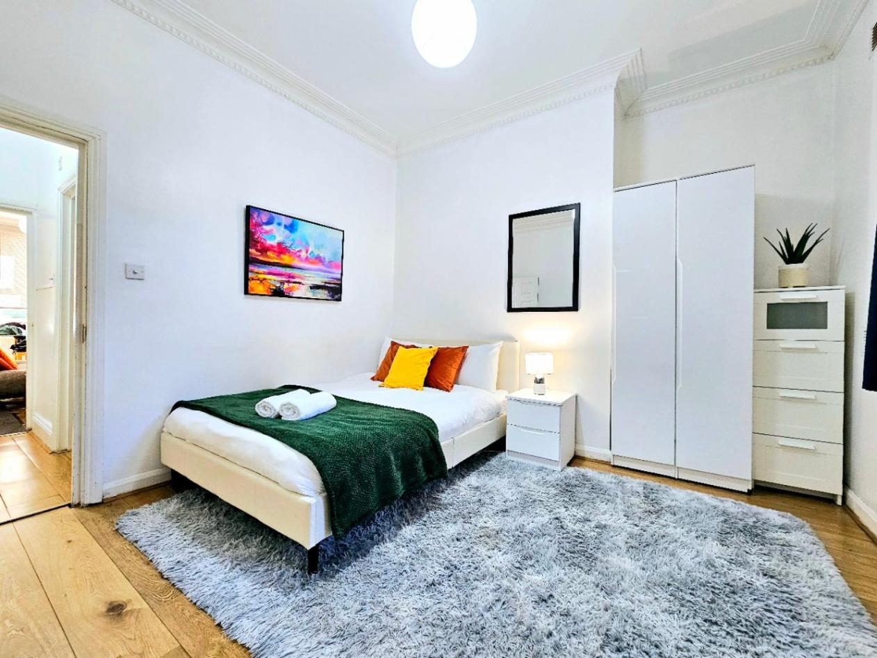 Spacious & Cosy 2 Bedroom Home Plus 2 Sofa-Beds With Private Entrance And Back Patio, 3 Min Walk To Earl'S Court Station London Bagian luar foto