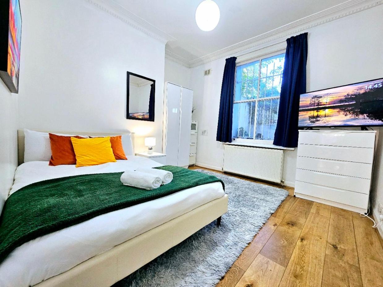 Spacious & Cosy 2 Bedroom Home Plus 2 Sofa-Beds With Private Entrance And Back Patio, 3 Min Walk To Earl'S Court Station London Bagian luar foto