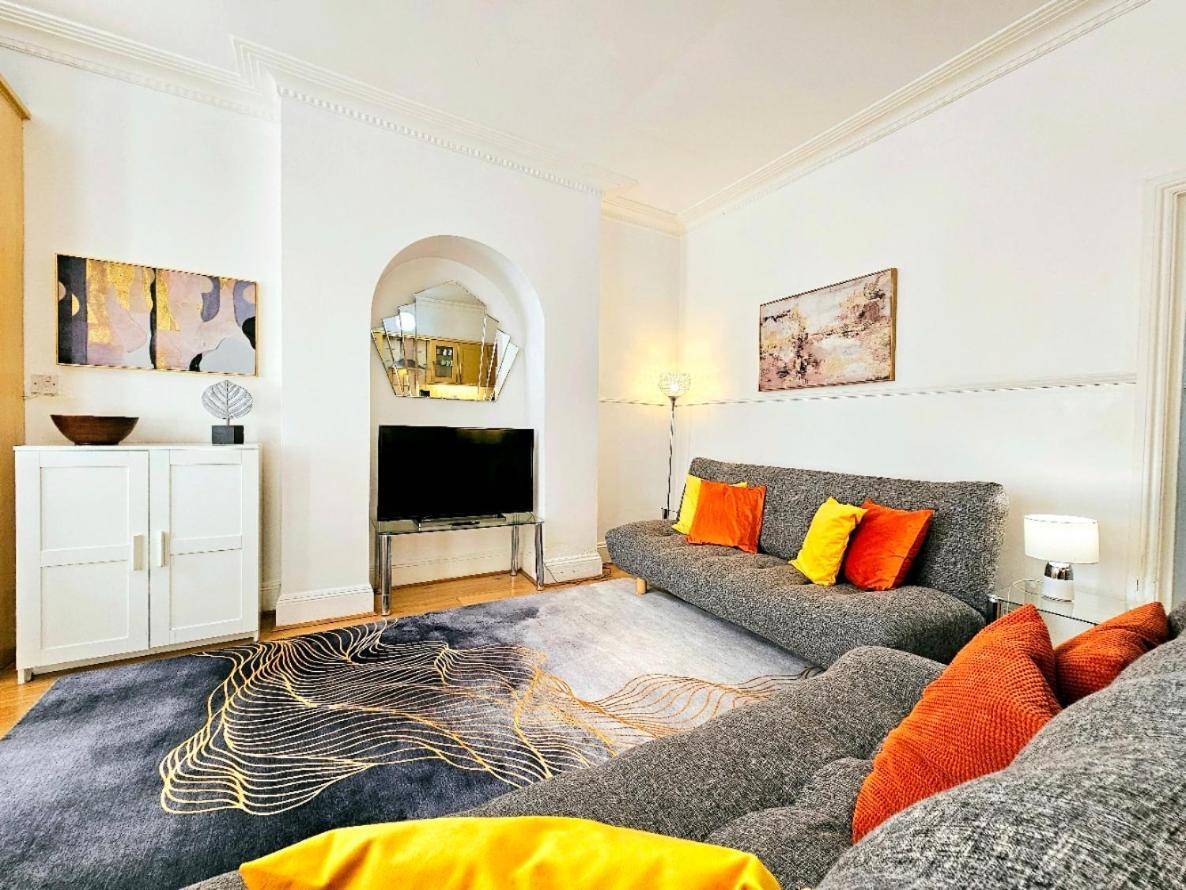 Spacious & Cosy 2 Bedroom Home Plus 2 Sofa-Beds With Private Entrance And Back Patio, 3 Min Walk To Earl'S Court Station London Bagian luar foto