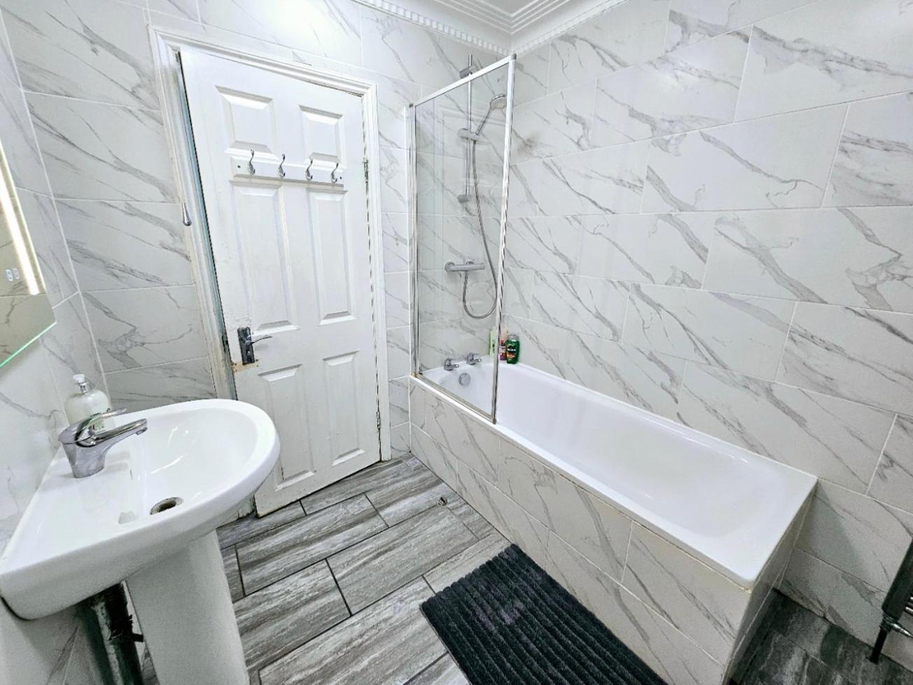 Spacious & Cosy 2 Bedroom Home Plus 2 Sofa-Beds With Private Entrance And Back Patio, 3 Min Walk To Earl'S Court Station London Bagian luar foto
