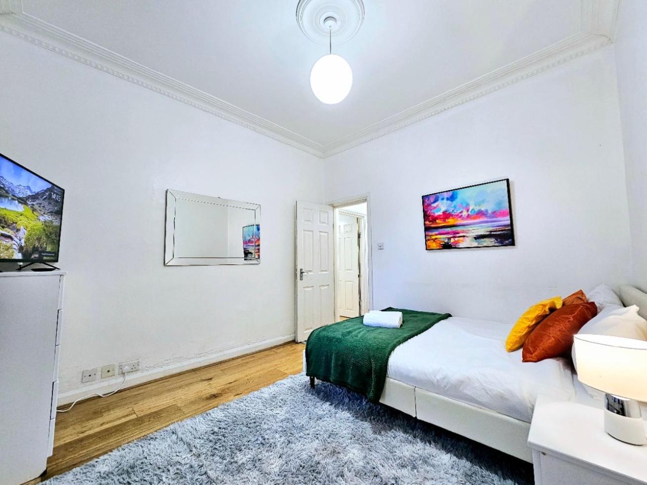 Spacious & Cosy 2 Bedroom Home Plus 2 Sofa-Beds With Private Entrance And Back Patio, 3 Min Walk To Earl'S Court Station London Bagian luar foto