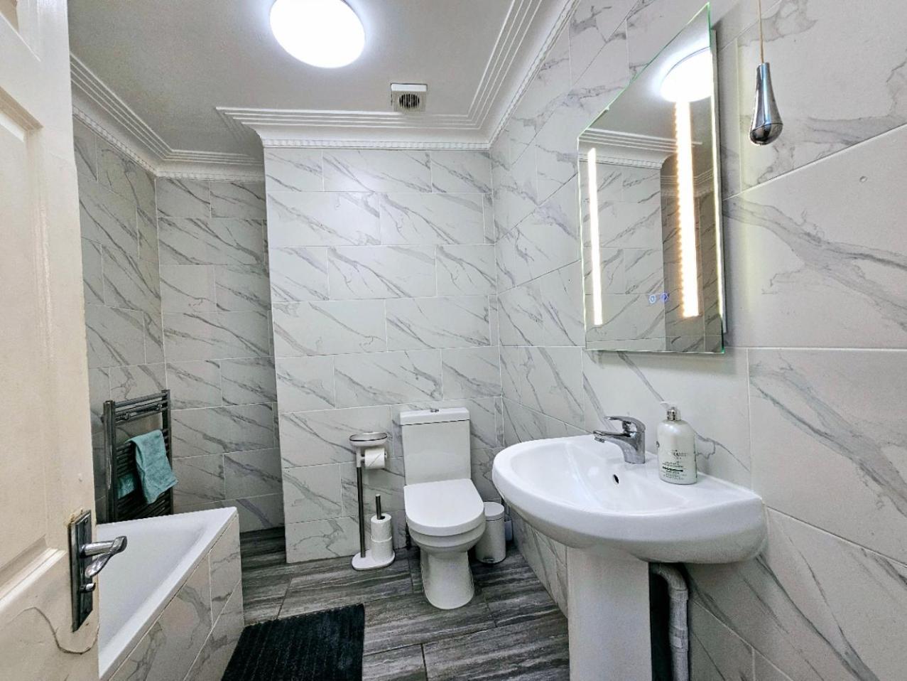 Spacious & Cosy 2 Bedroom Home Plus 2 Sofa-Beds With Private Entrance And Back Patio, 3 Min Walk To Earl'S Court Station London Bagian luar foto